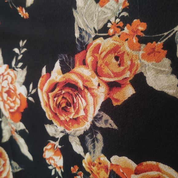 🌠 2 for $10 - EUC Black Floral Crop Top - Picture 4 of 6